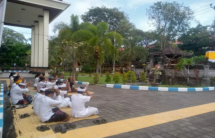 "BINTAL PURTIL" (Bimbingan Mental Purnama Tilem) Pengadilan Tata Usaha Negara Denpasar