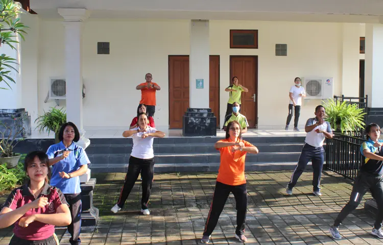 Kegiatan Kearifan Kebijakan Lokal Ketua PTUN DPS "JUMAT SEHAT"