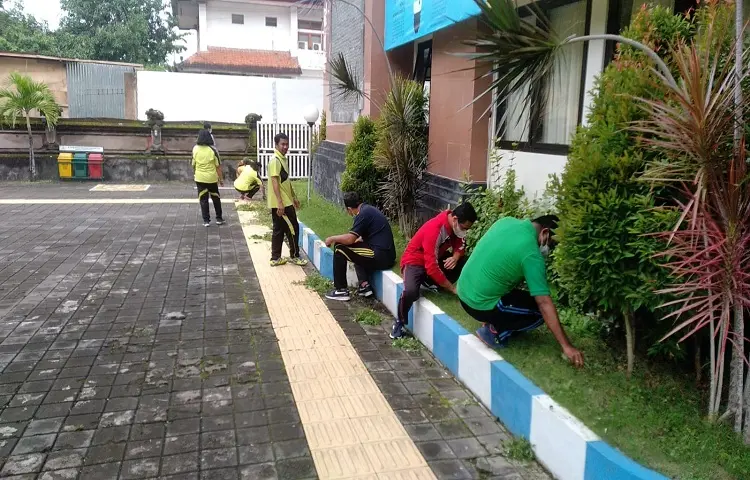 Kerja Bakti di "JUMAT BERSIH" Pengadilan Tata Usaha Negara Denpasar.
